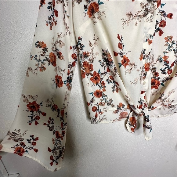 NEW Floral Front Tie Fluted Bell‎ Sleeve Top Size Small​ - Picture 6 of 7